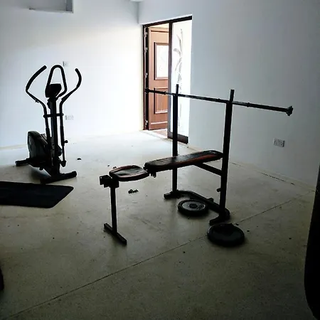 103 Elegant 2 Bed With Free Wifi, Ac, Pool & Gym! 아파트 라르나카